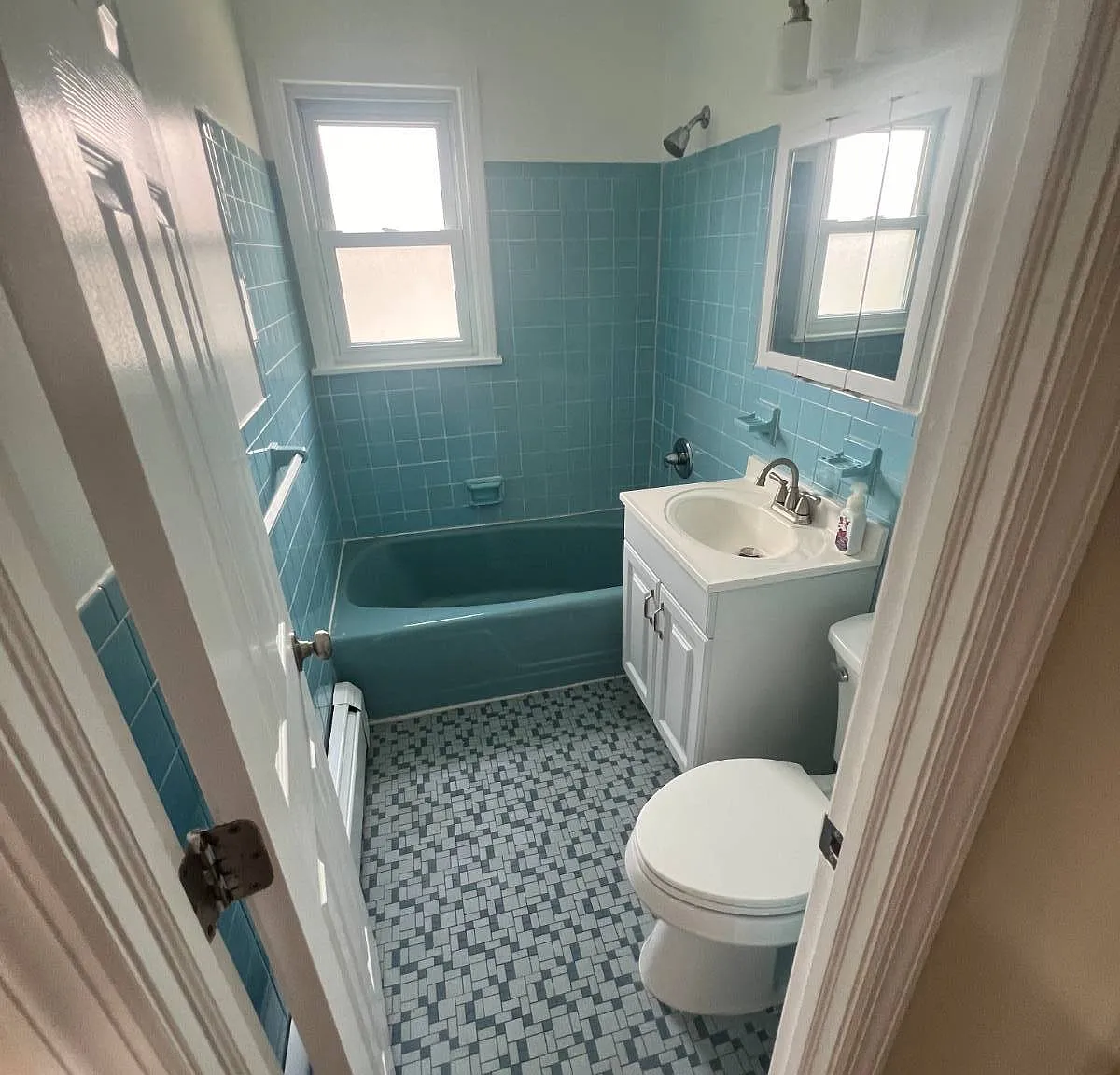 3 bed, 1.0 bath, 1167 sqft, $3,700 — Photo 2