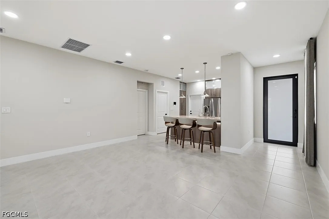 3 bed, 2.5 bath, 1717 sqft, $2,800 — Photo 2