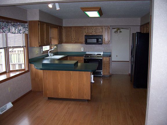 2nd image of 819 Lakeview Dr