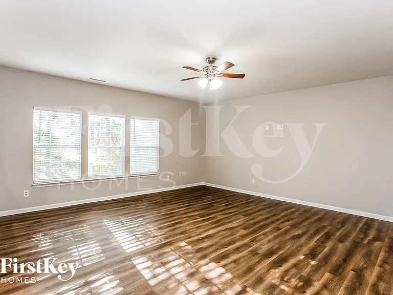 727 Sinclair Dr — Photo 4