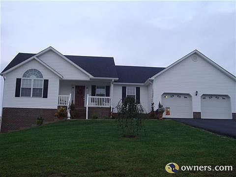 4 BR/ 3.5 BATH/ FULL BASEMENT