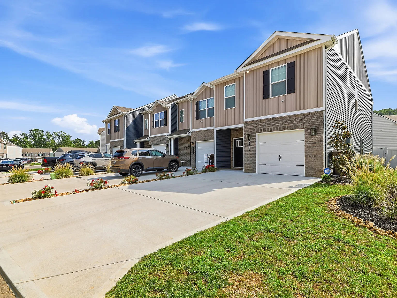 4 bed, 2.5 bath, 1554 sqft, $2,400 — Photo 2