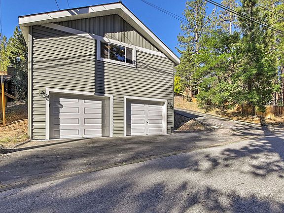 Detached garage/Rec Room up