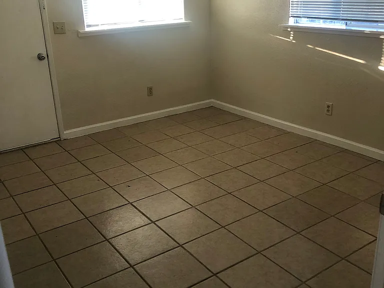 1126 Toomes Ave — Photo 5