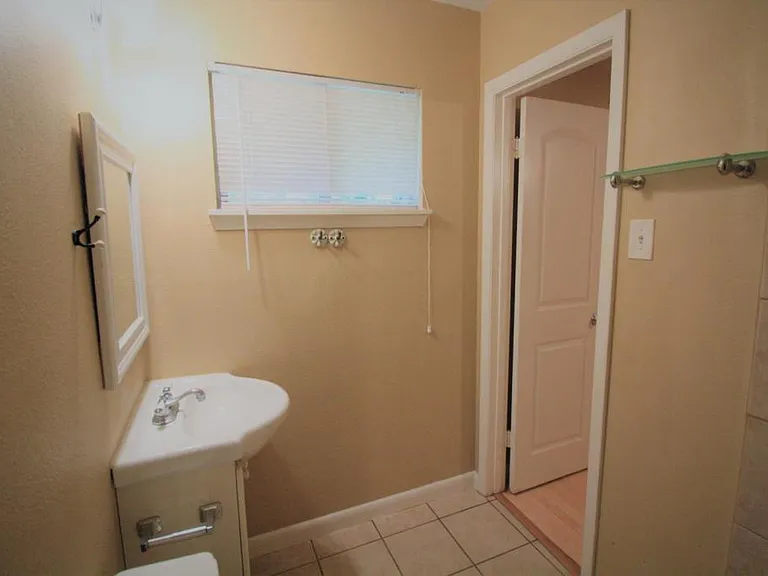 5830 Effingham Dr — Photo 3
