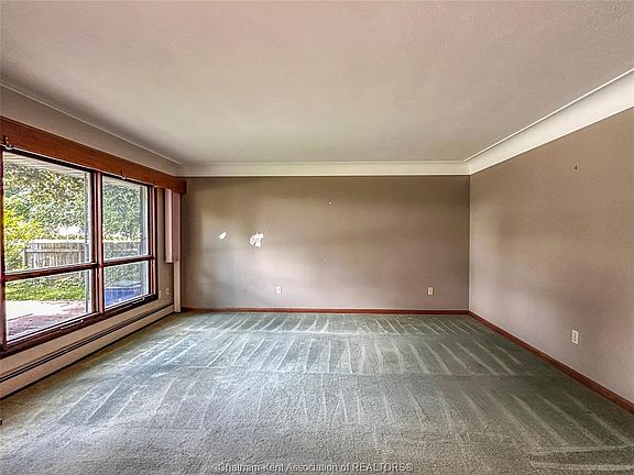 4th image of 157 Little St S