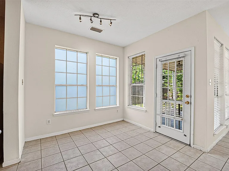 2411 Charter Oaks Ct — Photo 12
