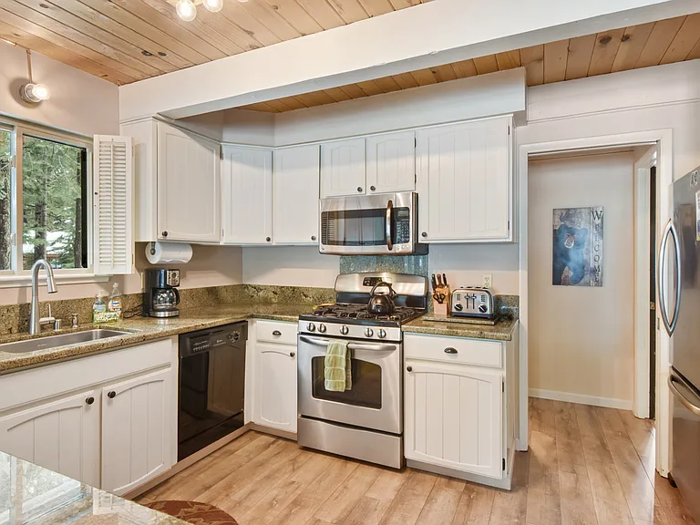 643 Agate Rd — Photo 17