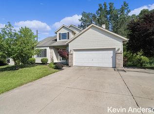 232 Glendale Dr NE, Rockford, MI 49341