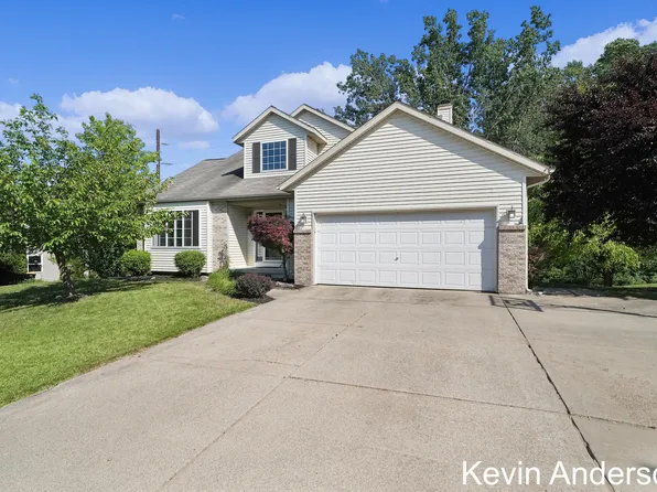 232 Glendale Dr NE, Rockford, MI 49341