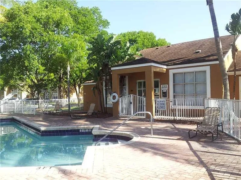 8059 SW 21st Ct — Photo 13