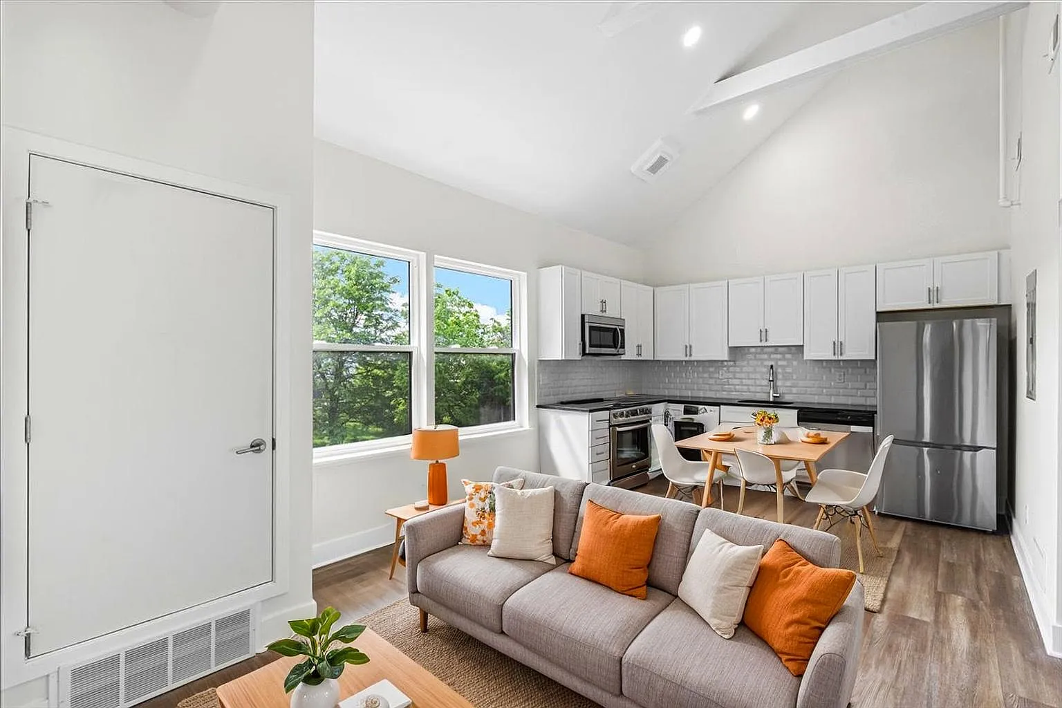 2 bed, 850 sqft, $1,300 — Photo 4