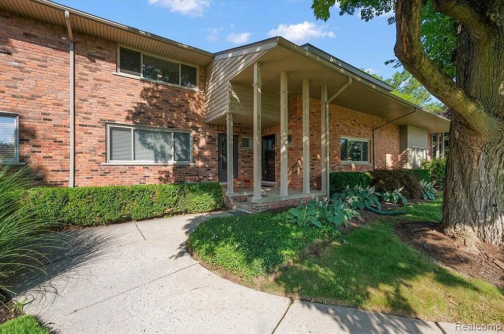 2 bed, 1.5 bath, 1304 sqft, $3,500 — Photo 2