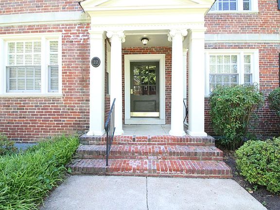 2nd image of 22 W Locke Ln Unit 6