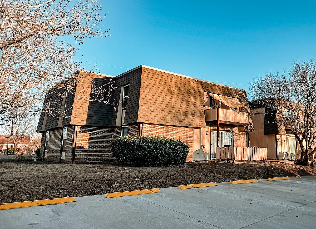 Building Photo - Country Club