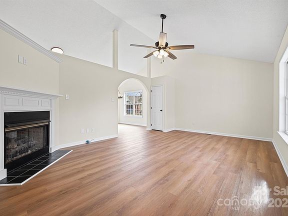 4th image of 1676 Randwick Dr