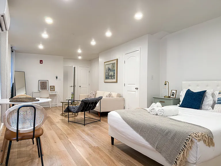 2129 Pine St #1R — Photo 1