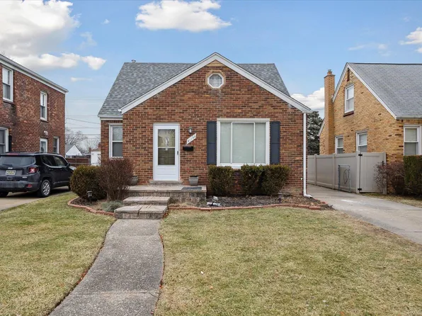 21183 Country Club Dr, Harper Woods, MI 48225