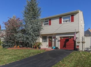 8 Clover Ct, Carteret, NJ 07008