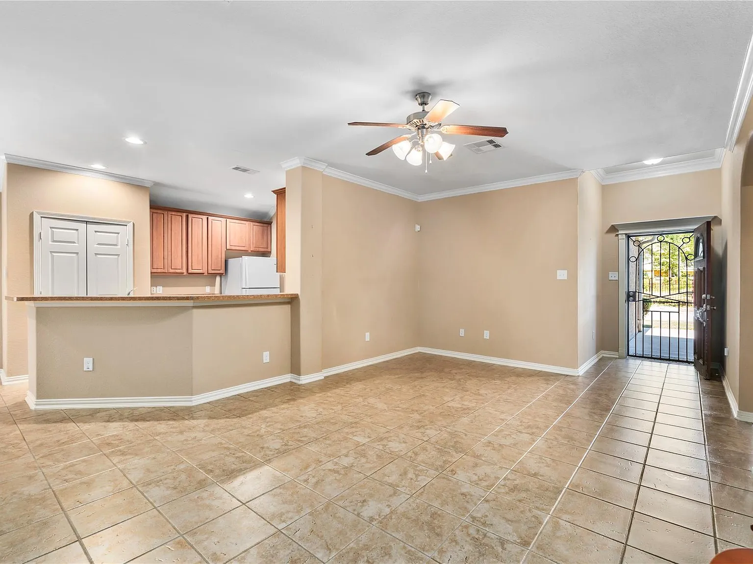 3 bed, 2.0 bath, 1442 sqft, $2,100 — Photo 4