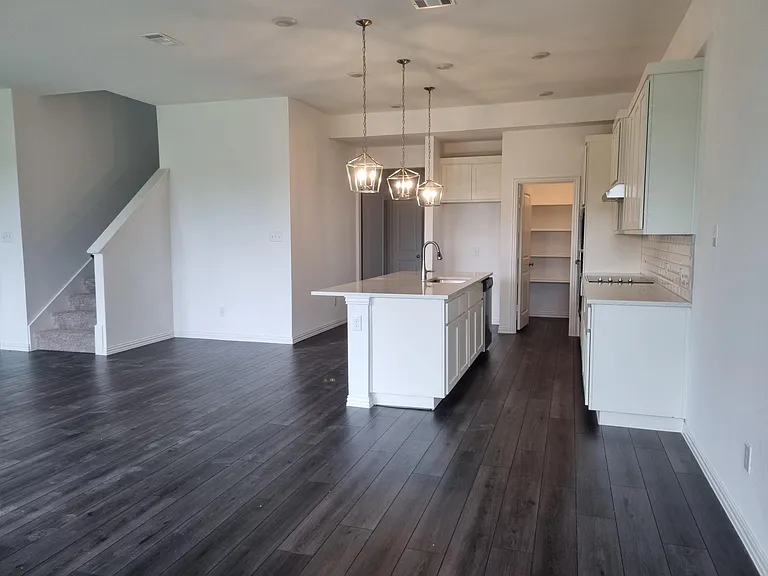 1905 Plymouth Dr — Photo 3