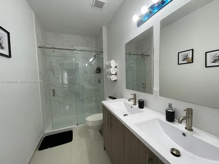 302 NW 11th Ct — Photo 45