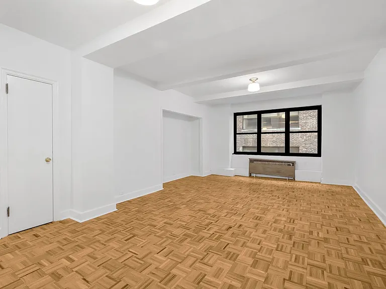 307 E 44th St #621 — Photo 2
