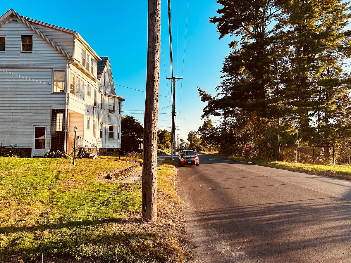 Building Photo - 122 Lewis Blvd #C