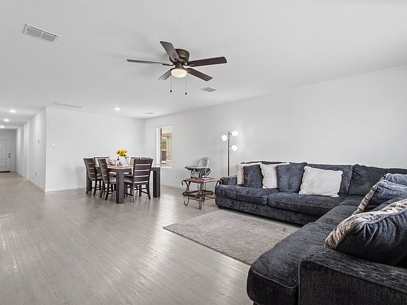 3rd image of 4958 Meadow Glen Dr