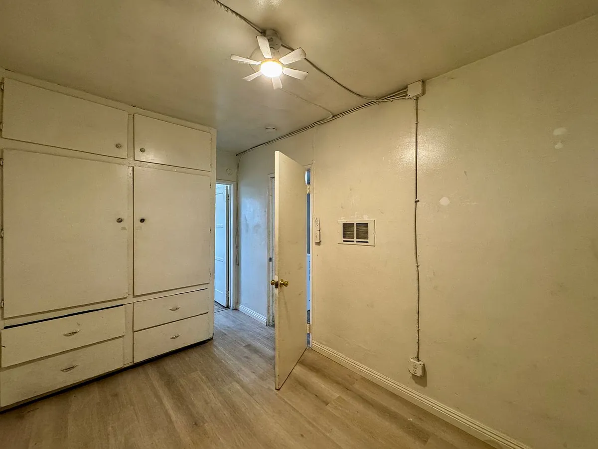 Building Photo - Lambert