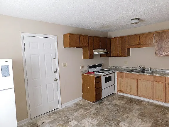 1435 Cherrycrest Dr #A — Photo 2