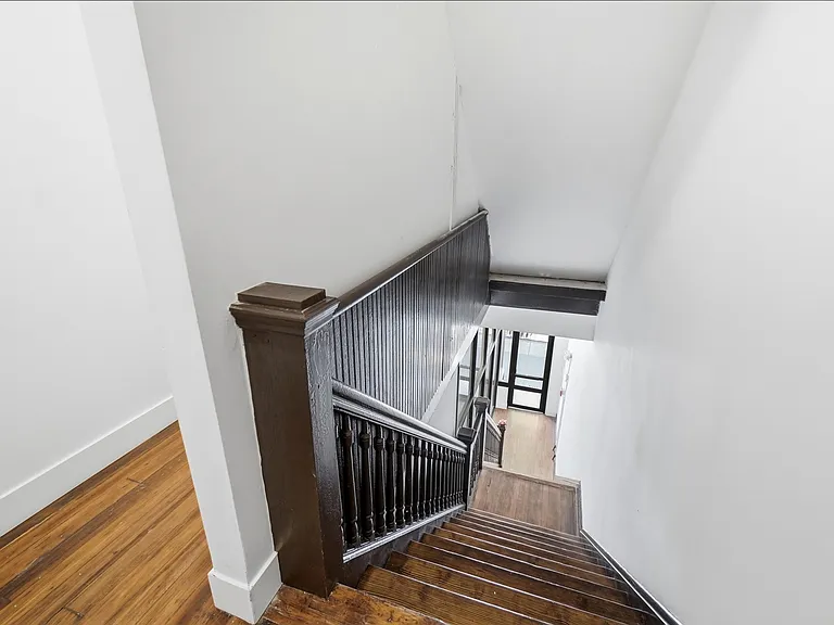 907 Main St #5 — Photo 31