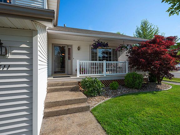2nd image of 811 E Singing Hills Dr