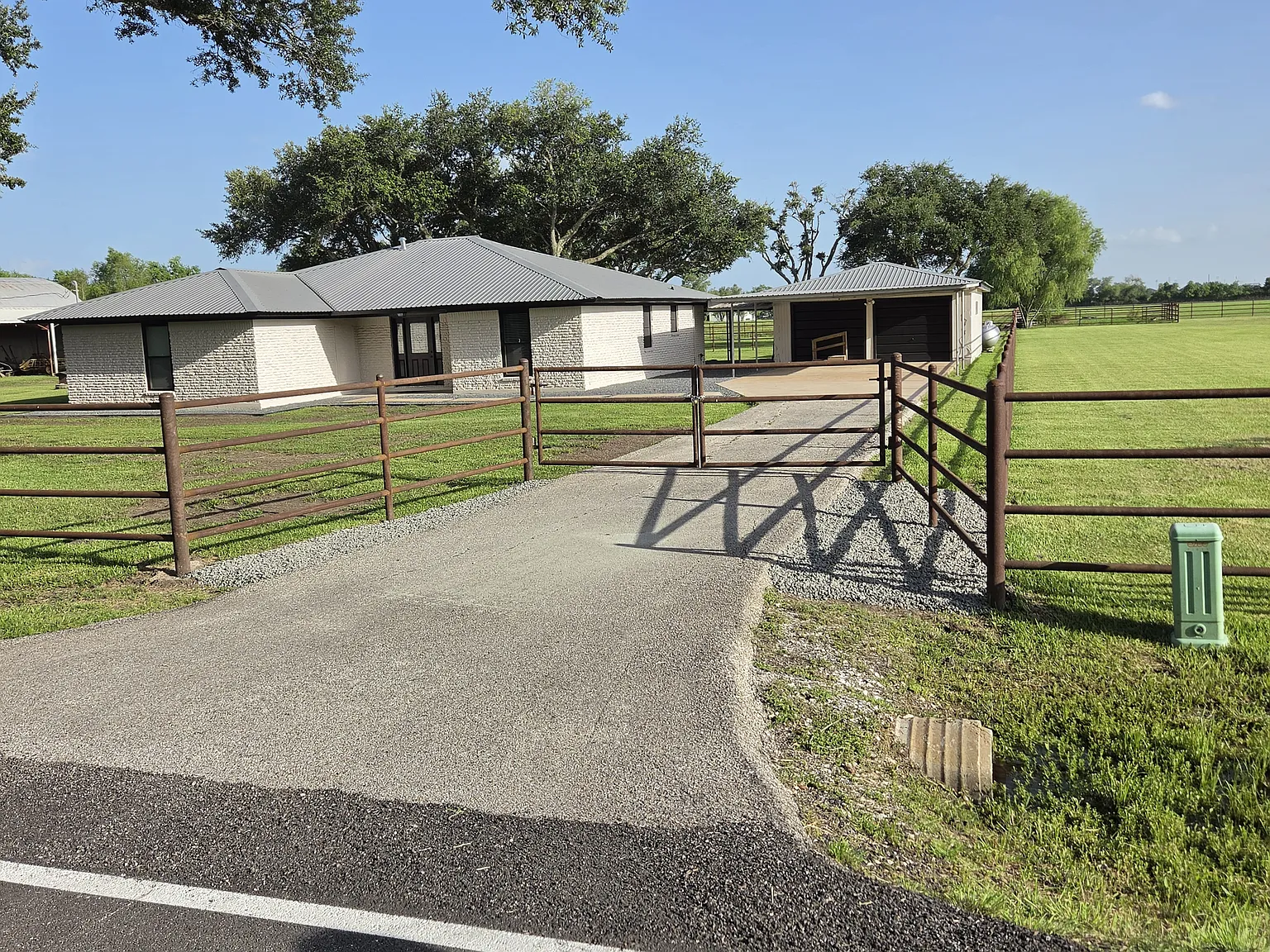 3 bed, 1995 sqft, $2,200 — Photo 1
