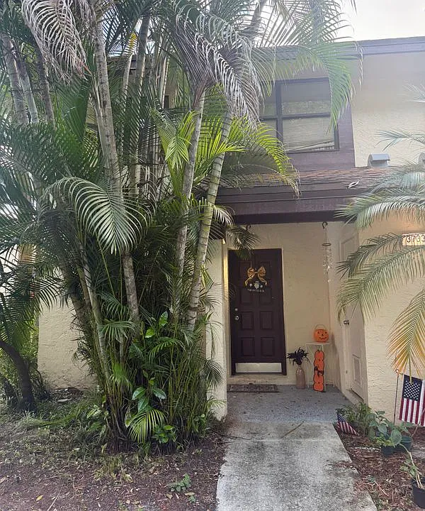 3733 Carambola Cir N
