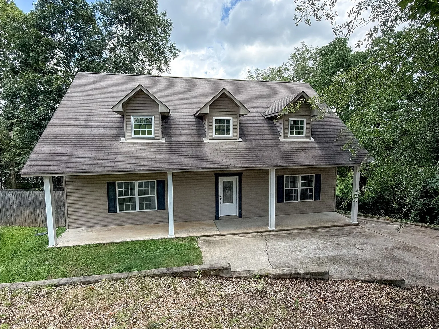 4 bed, 3.5 bath, 2208 sqft, $2,100 — Photo 2