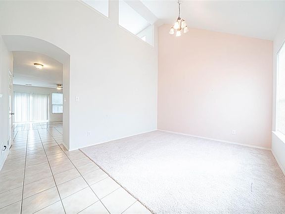 2nd image of 2915 Thistlewood Dr
