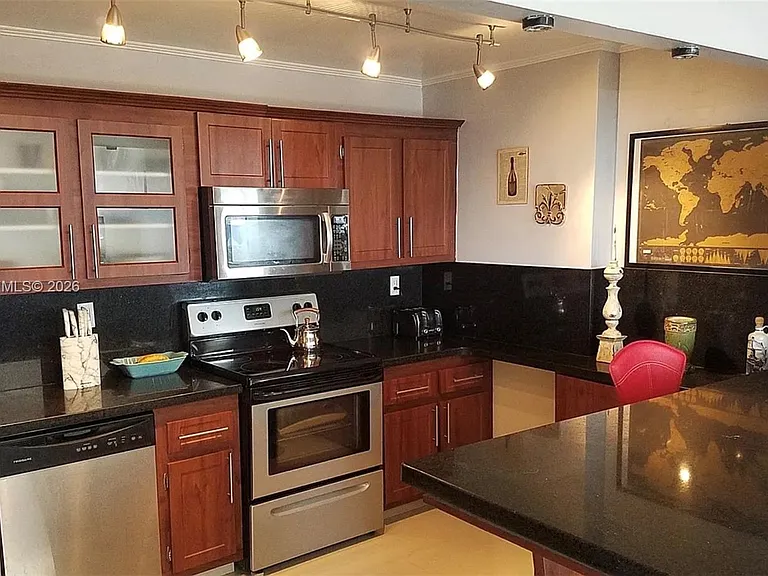 600 NE 36th St #603 — Photo 6