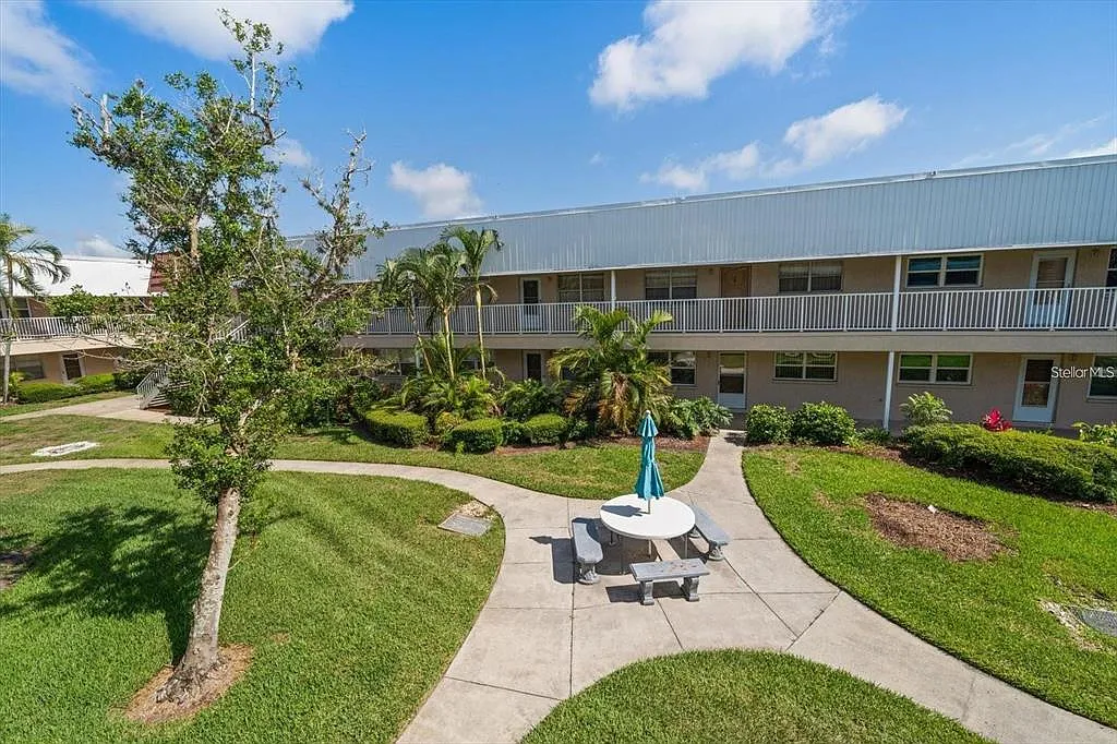2 bed, 1.0 bath, 1010 sqft, $1,400 — Photo 2
