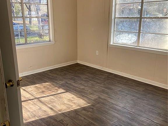 4th image of 437 Charles St