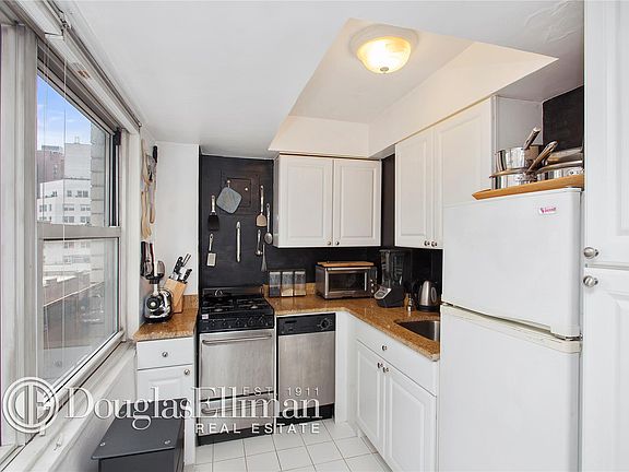 4th image of 153 E 57th St APT 19A