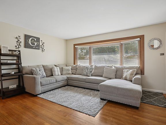 4th image of 28 Indianwood Dr
