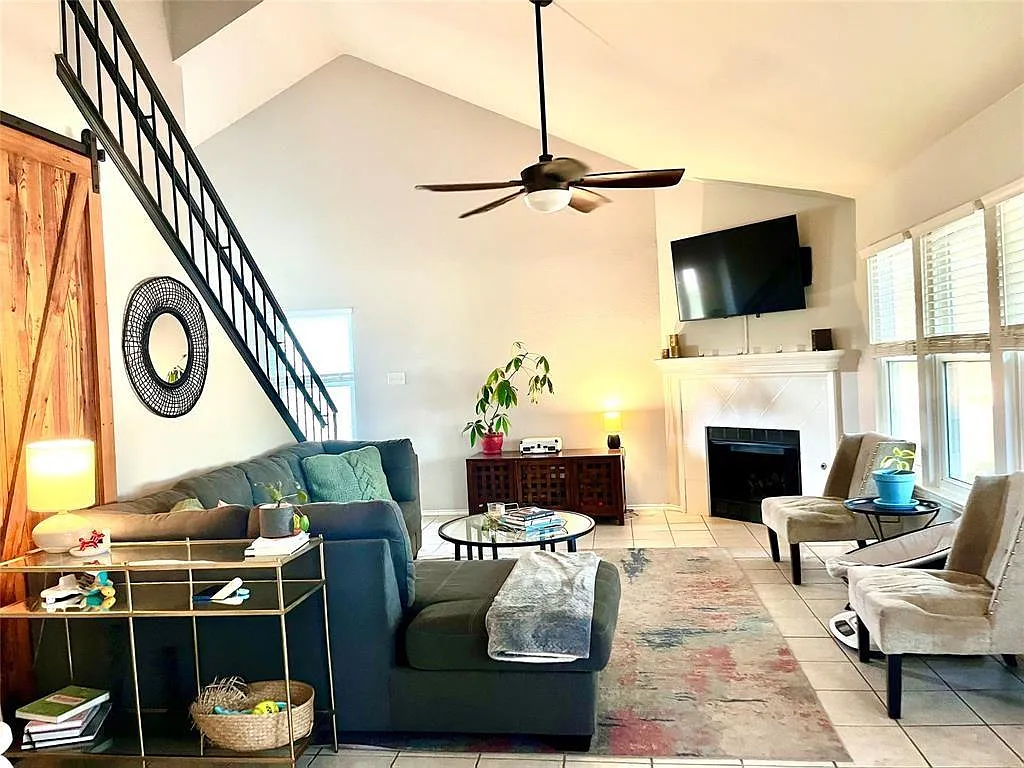 3 bed, 2.0 bath, 1496 sqft, $2,500 — Photo 2