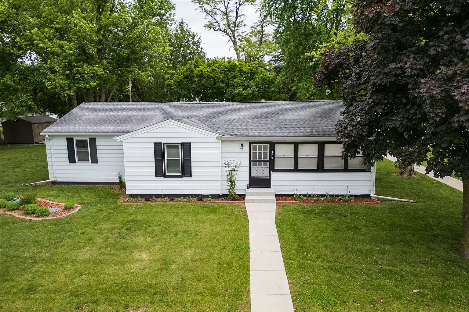 202 N Maple St photo 1