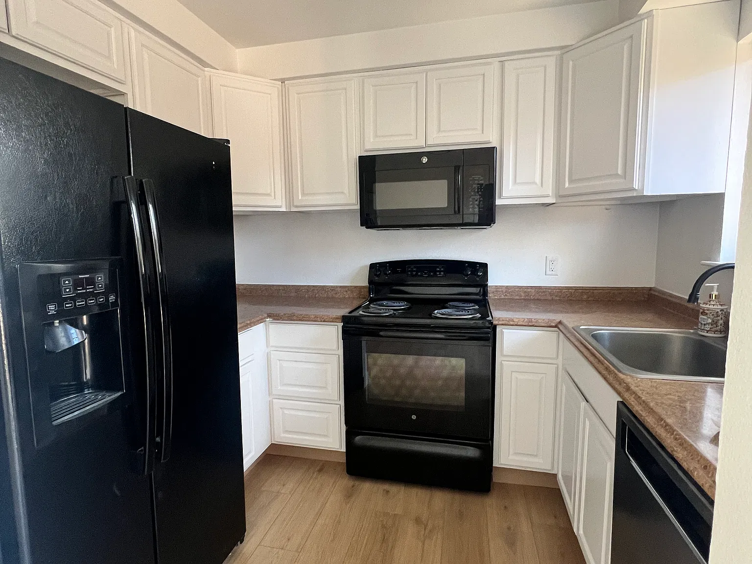 2 bed, 910 sqft, $1,850 — Photo 2