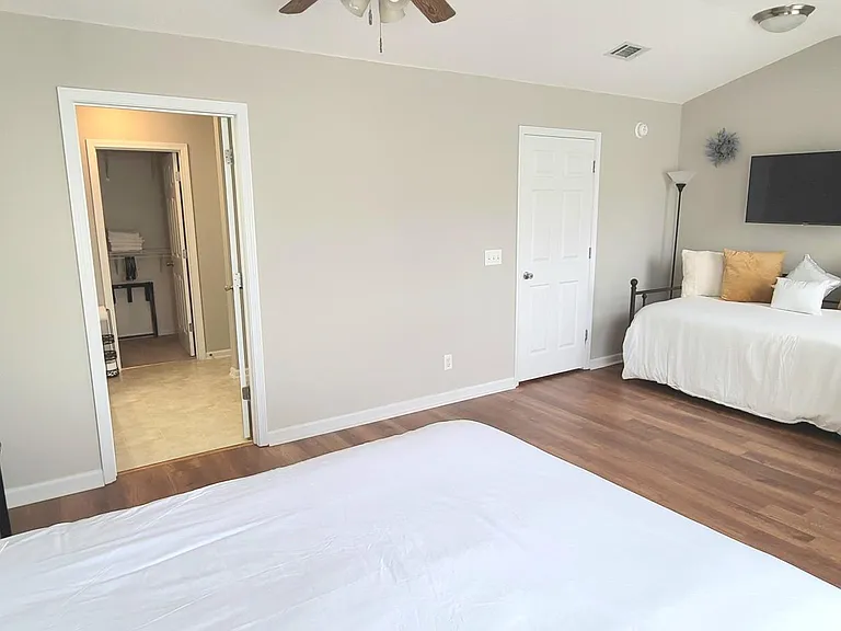777 King George Blvd #52 — Photo 8
