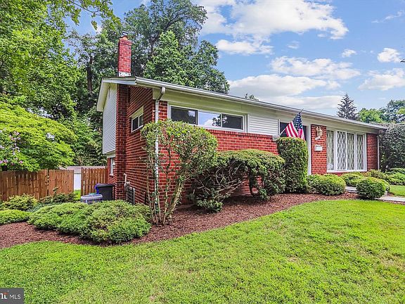 3rd image of 3909 Woodlawn Rd