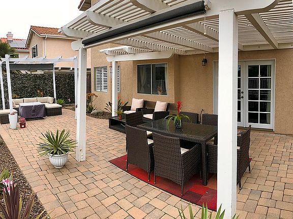 Covered patio/dining area 