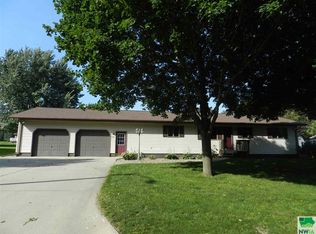 504 3rd St SE, Sioux Center, IA 51250