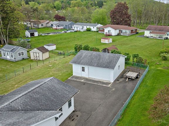 3rd image of 19 Hoffman Dr